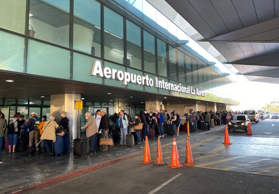 Ciudadanos estadounidenses esperan en el Aeropuerto Internacional la Aurora el vuelo que los lleve a su país. (Foto Prensa Libre: Embajada de Estados Unidos). 