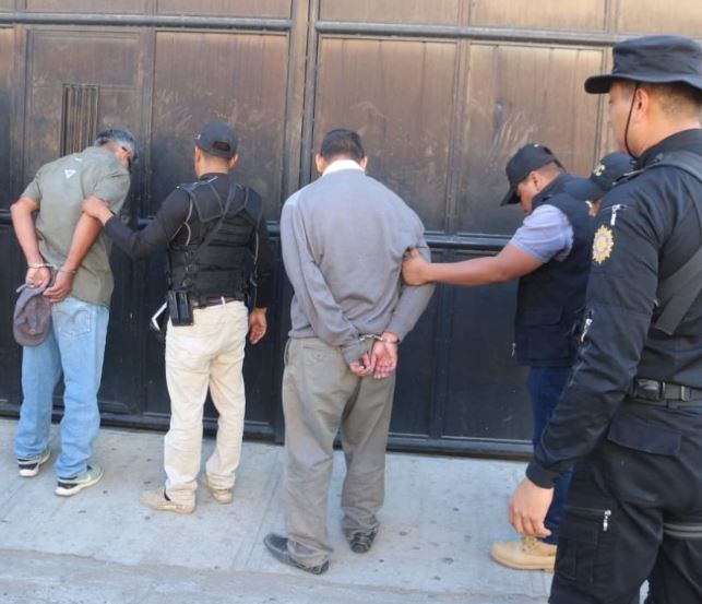 Los dos señalados de haber dado muerte a una mujer fueron detenidos en Esquipulas, Chiquimula. (Foto Prensa Libre: Dony Stewart). 