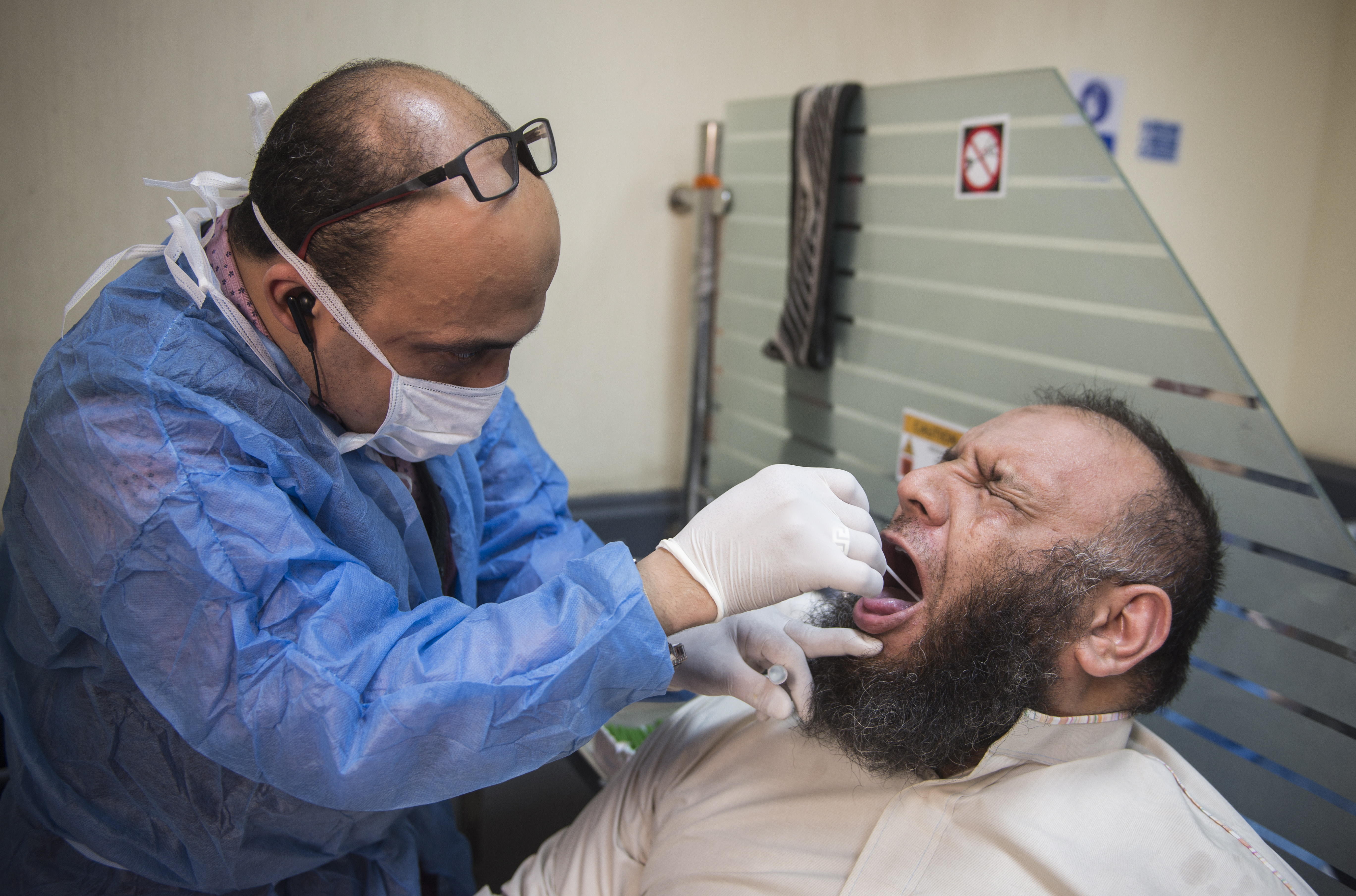 La OMS recomienda hacer las pruebas de coronavirus a personas que presenten síntomas leves. (Foto Prensa Libre: EFE)