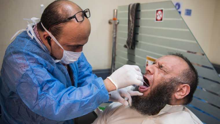 La OMS recomienda hacer las pruebas de coronavirus a personas que presenten síntomas leves. (Foto Prensa Libre: EFE)