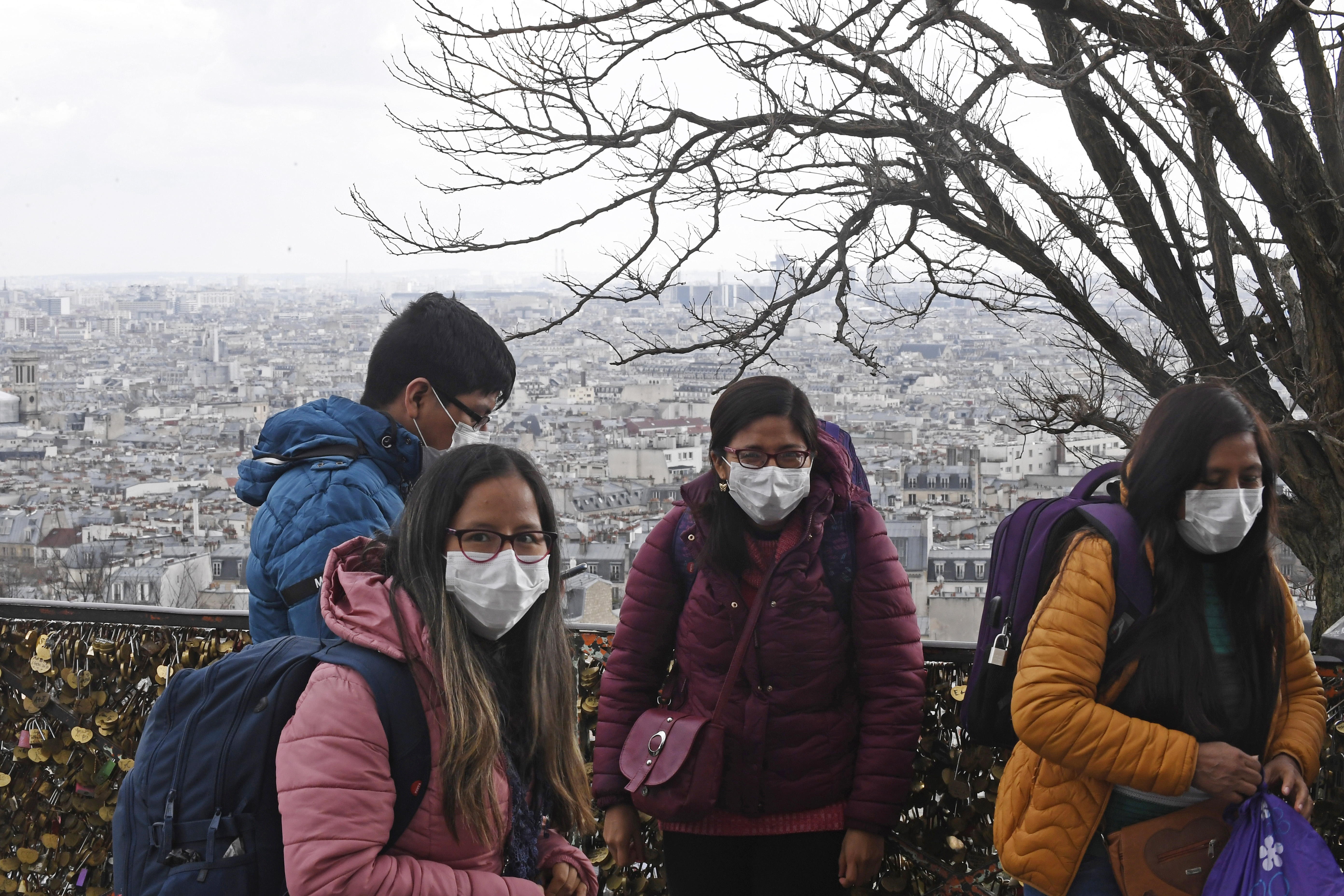 Turistas usan máscaras faciales cerca de la basílica del Sacre Coeur en París, Francia. (Foto Prensa Libre: EFE)