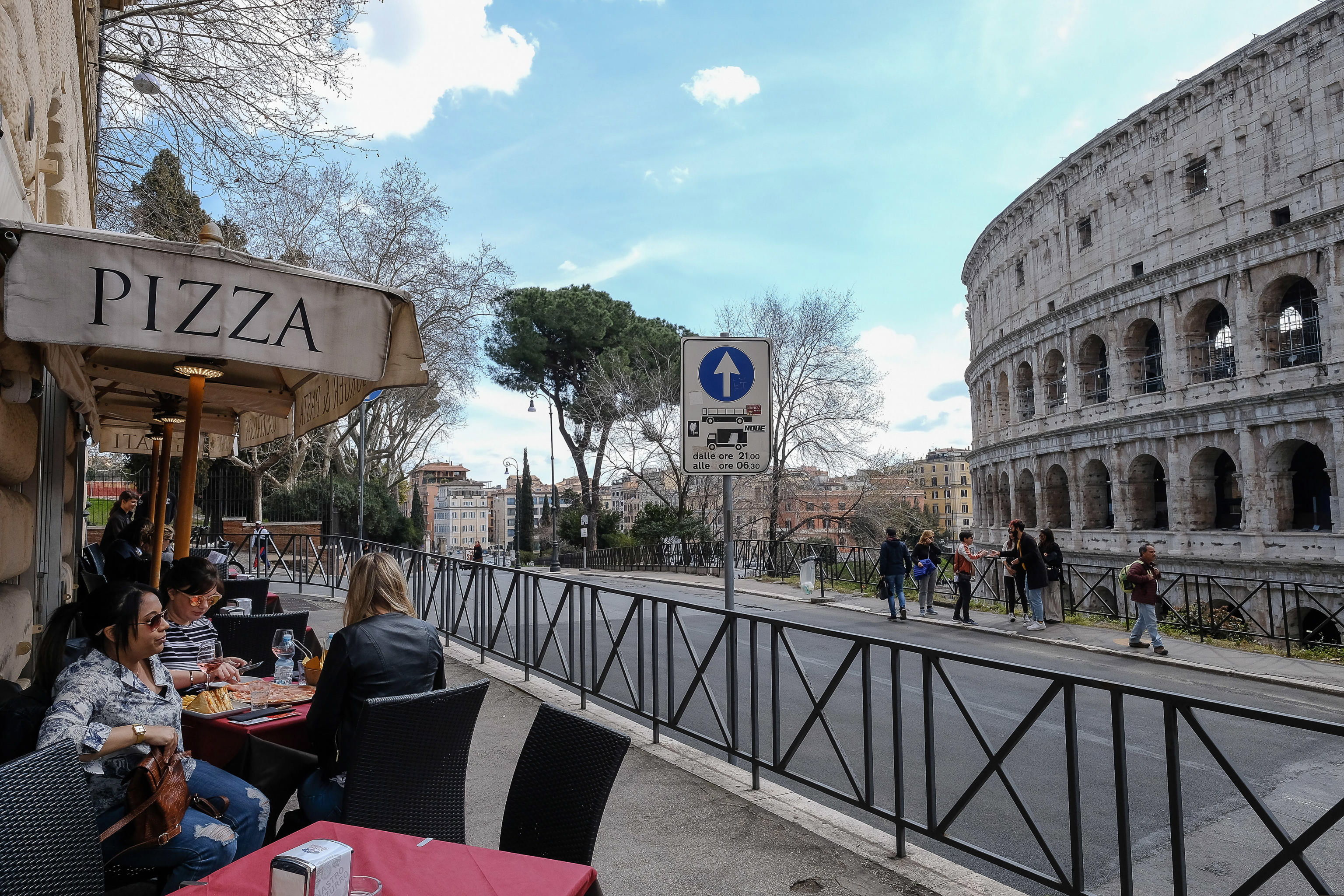 Pocos turistas pasean por Roma ante la emergencia generada por el covid-19. (Foto Prensa Libre: EFE)