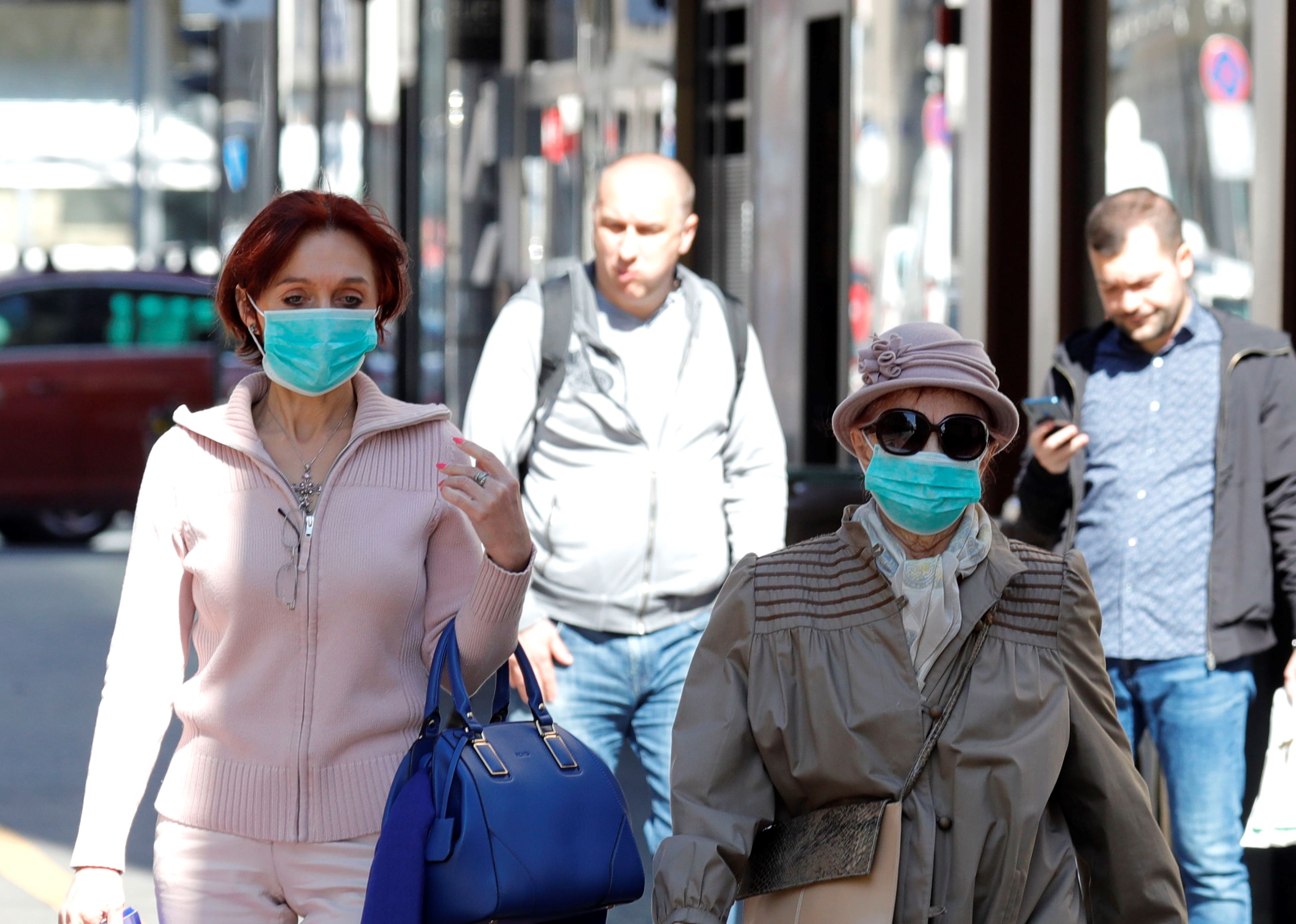Los estudios no son concluyentes, pero la gente puede andar sin mascarilla si no cuenta con síntomas de covid-19 u otro mal respiratorio. (Foto Prensa Libre: EFE)