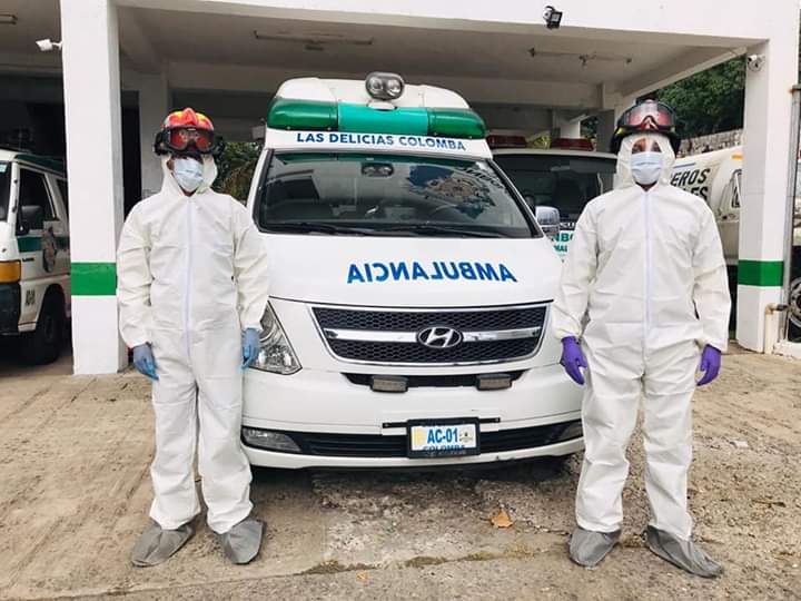 Bomberos Municipales Departamentales portan el equipo para el posible traslado de casos de Covid-19 en Colomba, Quetzaltenango. (Foto Prensa Libre: Cortesía) 
