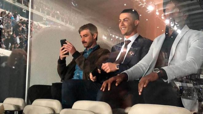 Cristiano Ronaldo observa el encuentro desde el palco del Santiago Bernabéu. (Foto Prensa Libre: Cortesía) 