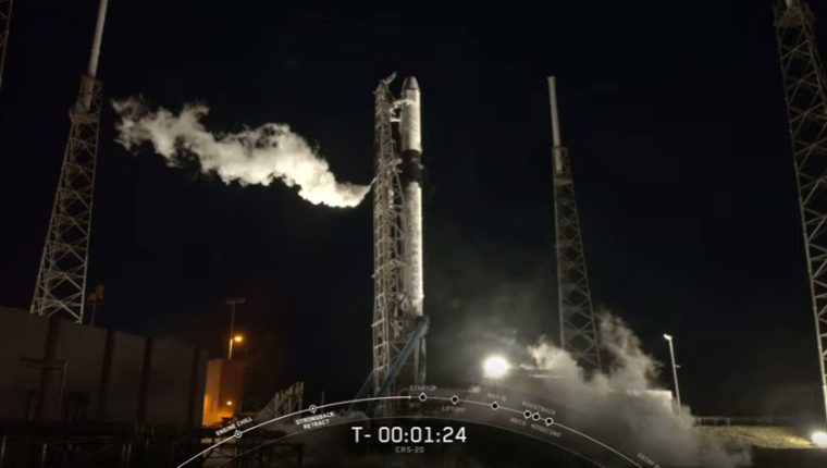 El cohete Falcon 9, que traslada al Quetzal-1, despegó a las 22:49 horas. (Foto Prensa Libre: YouTube). 
