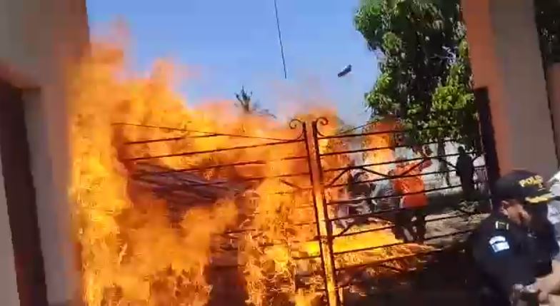 Momentos de tensión se vivieron durante desalojo en la aldea El Aguacatillo, Puerto San José, Escuintla. (Foto Prensa Libre: Cortesía). 