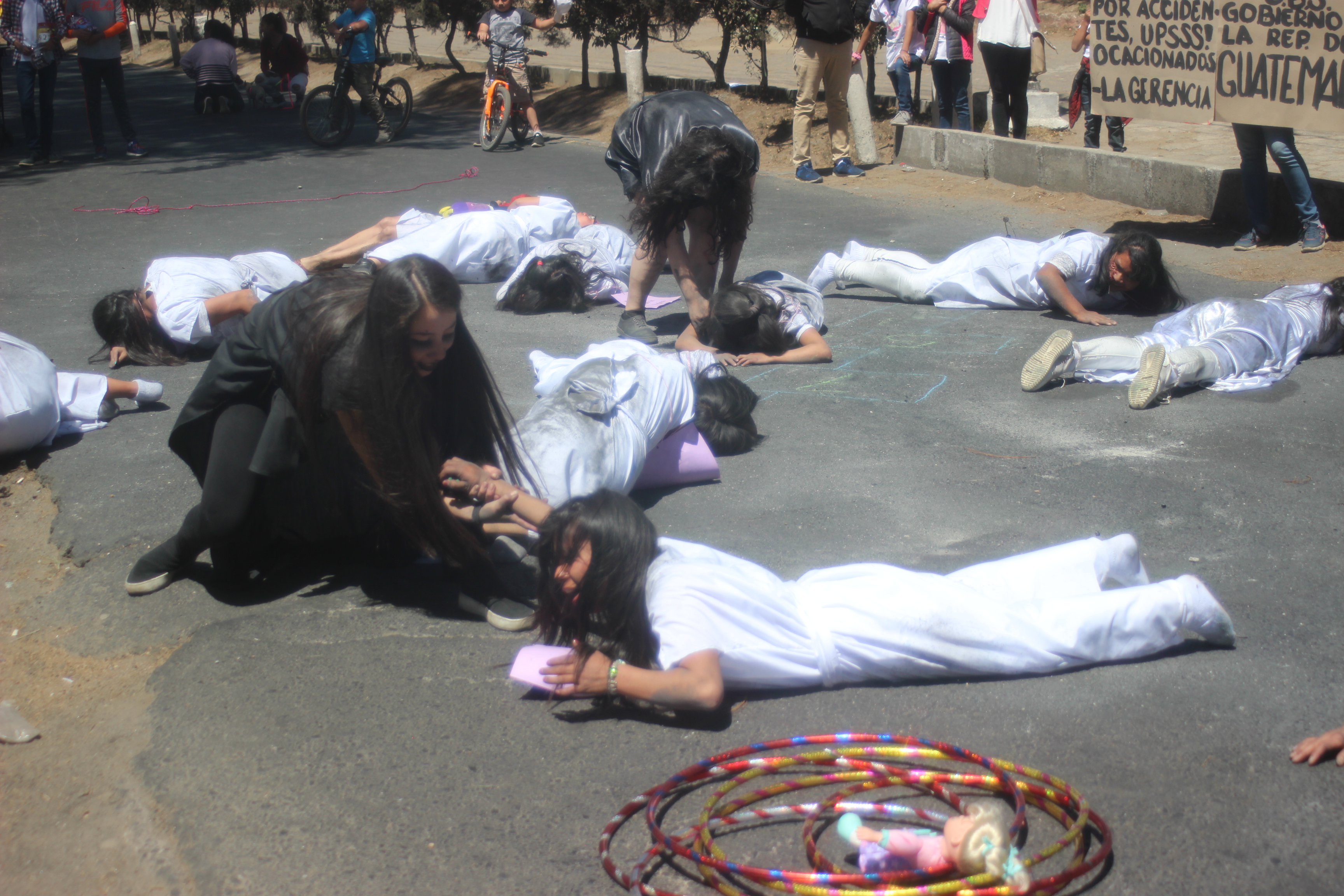 Con una dramatización recuerdan en Xela a cada una de las 41 niñas y adolescentes que murieron en el incendio del Hogar Seguro en San José Pinula. (Foto Prensa Libre: Cortesía) 