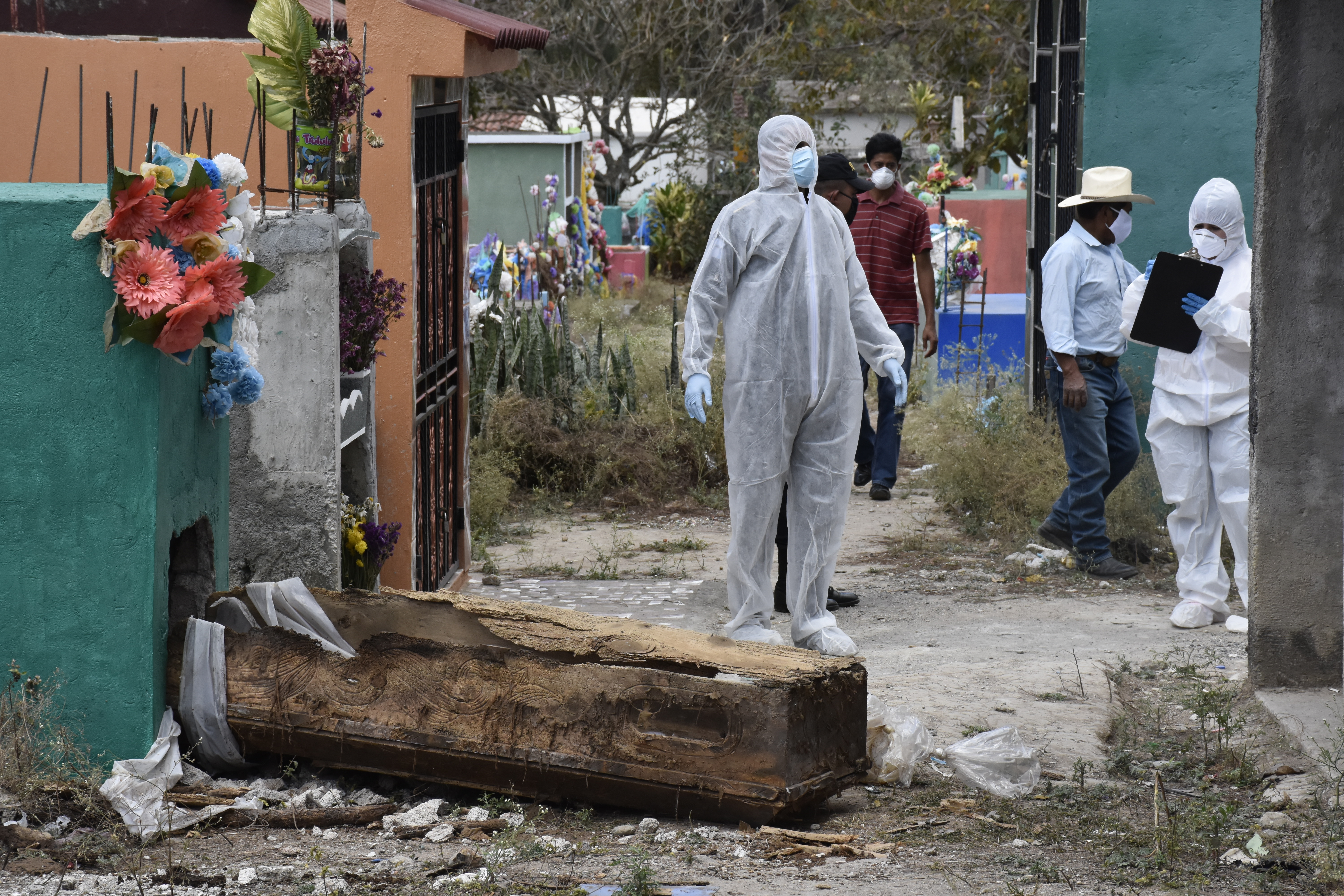 
Fiscales del Ministerio Publico recaban evidencia en el lugar donde fue profanada una tumba. (Foto Prensa Libre: Cortesía Elizabeth Hernández)
