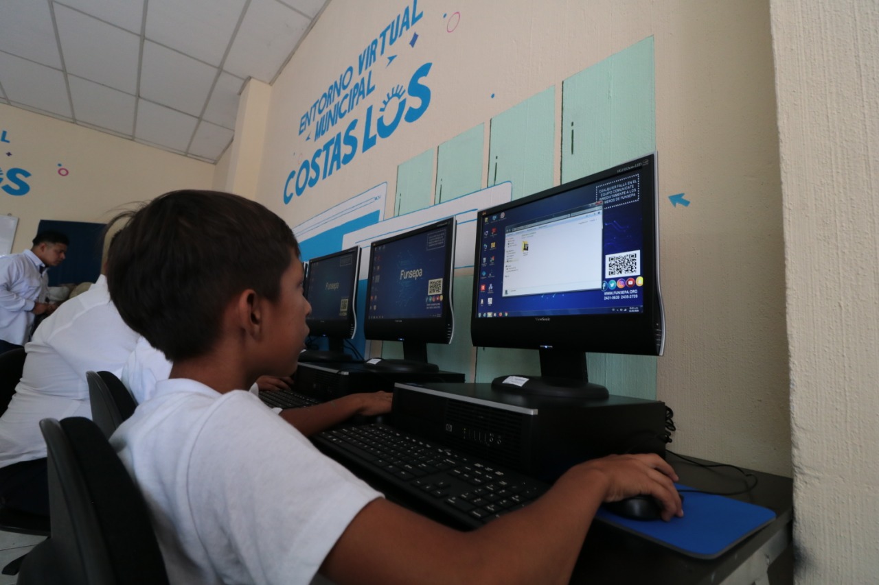 
Estudiantes de 36 escuelas e institutos de La Democracia, Escuintla, son beneficiados con laboratorios de computación. (Foto Prensa Libre: Cortesía Funsepa)
