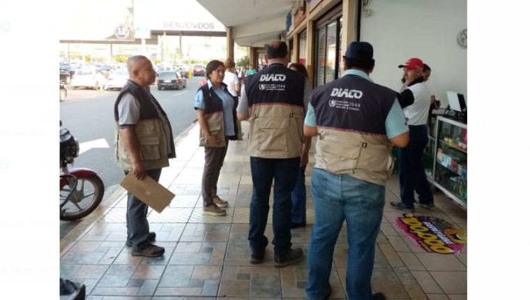 Delegados de la Diaco efectúan operativos en diversos comercios para la verificación de precios y abastecimiento de productos. (Foto Prensa Libre: Cortesía).