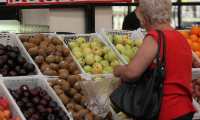 Venta de fruta importadas, temporada de Frutas.  Super mercado Walmart, ubicado en Metronorte, zona 18. Fotografia Esbin Garcia
