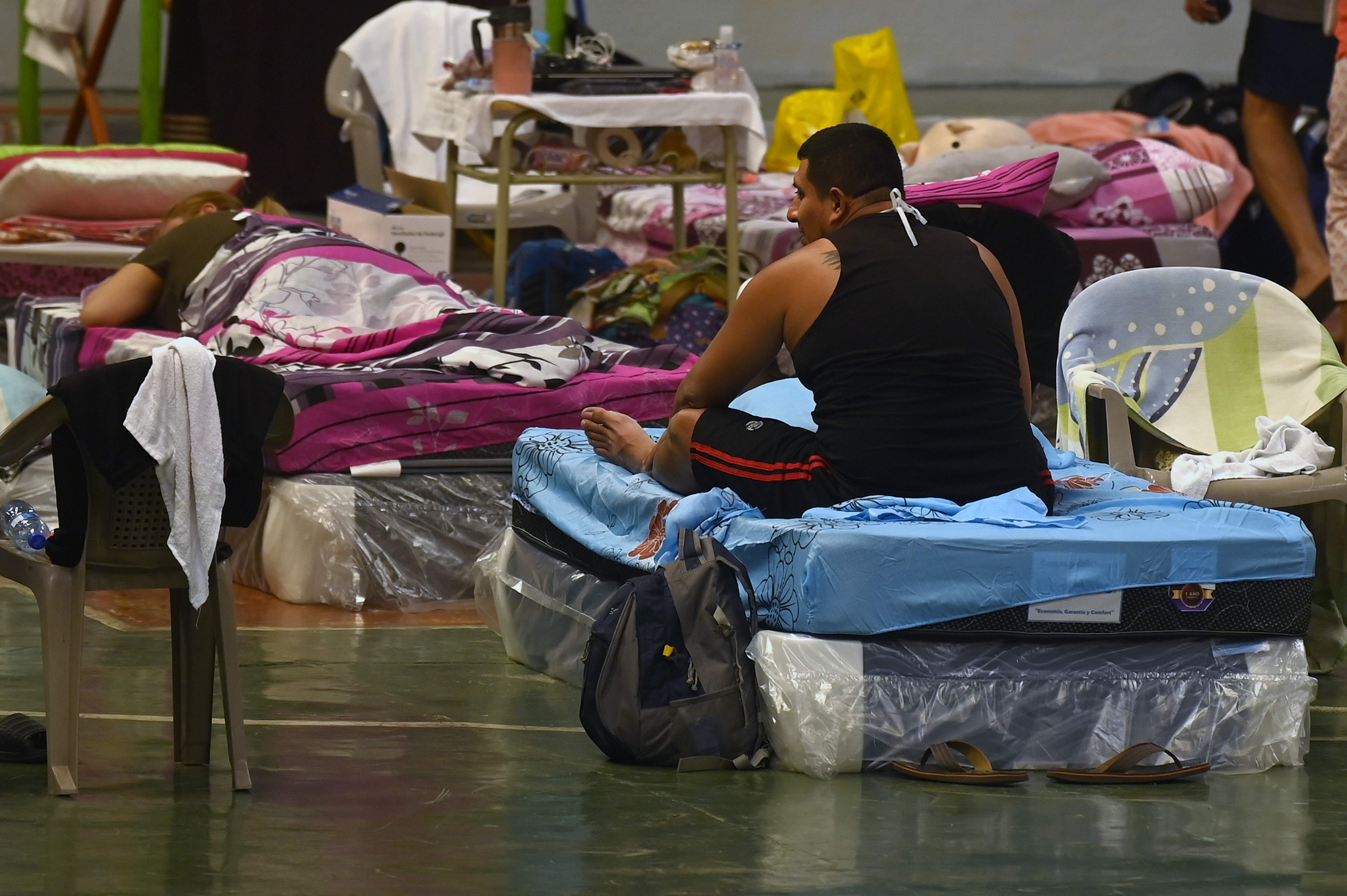 Un salvadoreño en cuarentena. (Foto Prensa Libre: AFP)