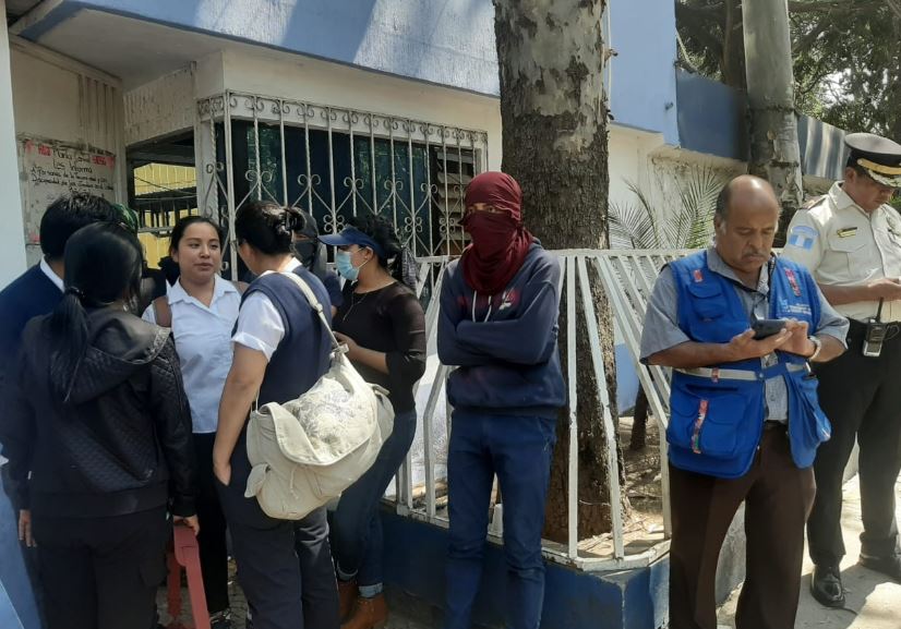 Estudiantes de la Escuela Nacional de Enfermería manifiestan en el Ministerio de Salud. (Foto Prensa Libre: Andrea Domínguez).