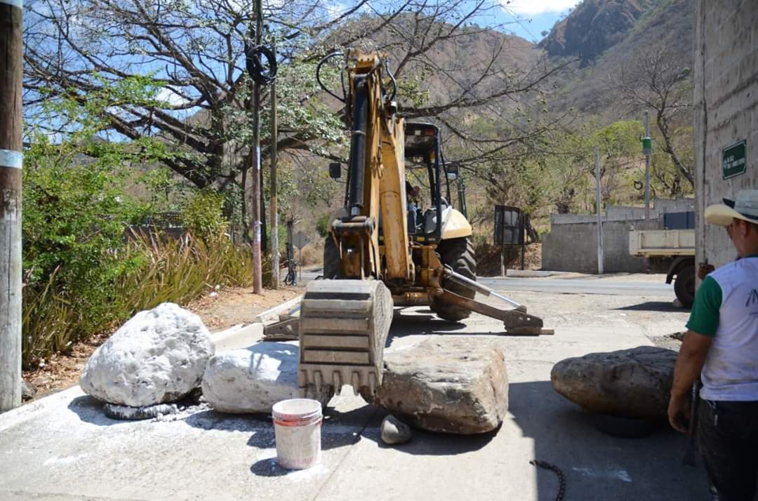 Con una máquina retroexcavadora los vecinos de San Jacinto, Chiquimula, terminan de colocar rocas en la vías principal de acceso a ese municipio. (Foto Prensa Libre: Cortesía) 