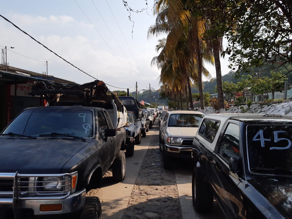 Largas filas de vehículos se forman en la frontera El Carmen, donde pilotos exigen pasar al lado de Guatemala. (Foto Prensa Libre: Cortesía)