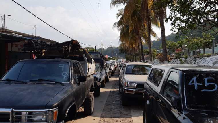 Largas filas de vehículos se forman en la frontera El Carmen, donde pilotos exigen pasar al lado de Guatemala. (Foto Prensa Libre: Cortesía)