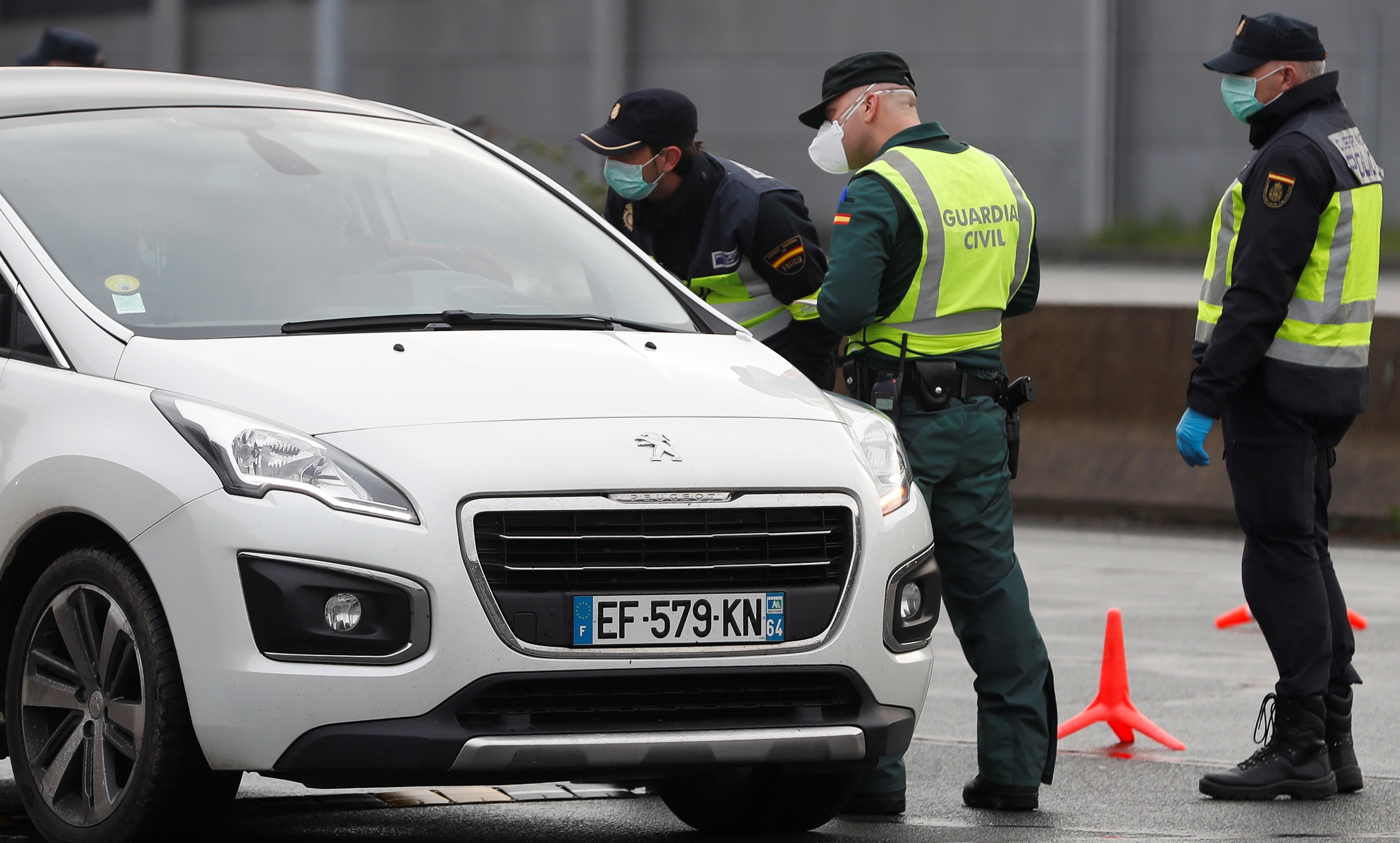 Agentes de la Guardia Civil y Policía Nacional vigilan la frontera de Biriatou entre España y Francia tras el anuncio del Gobierno del cierre de las fronteras terrestres. (Foto Prensa Libre: EFE)