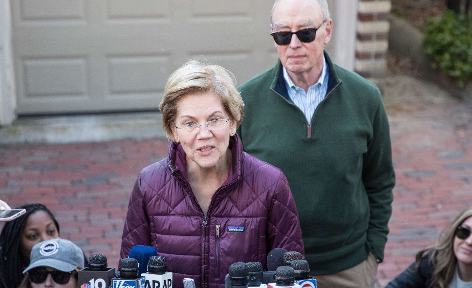 Elizabeth Warren deja la carrera demócrata a la Casa Blanca sin respaldar a ningún rival