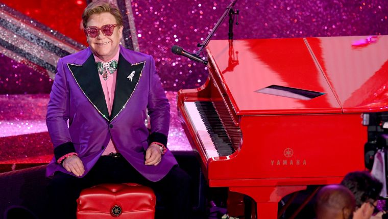 Elton John lidera un concierto benéfico para las instituciones que ayudan a combatir el nuevo coronavirus. (Foto Prensa Libre: AFP).
