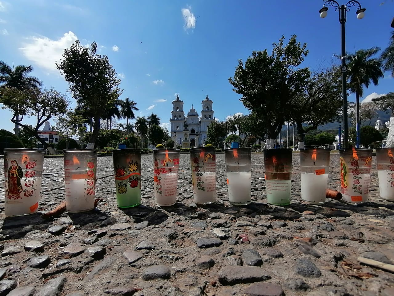 Católicos llegan frente a la basílica de Esquipulas para encender veladoras, debido a que el Templo está cerrado para prevenir casos de covid-19. (Foto Prensa Libre: Cortesía Elizabeth Hernández)