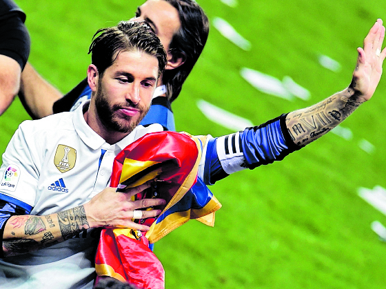 Sergio Ramos, durante le festejo del Real Madrid, después de ganar LaLiga en la temporada 2016-17. (Foto Prensa Libre: AFP)