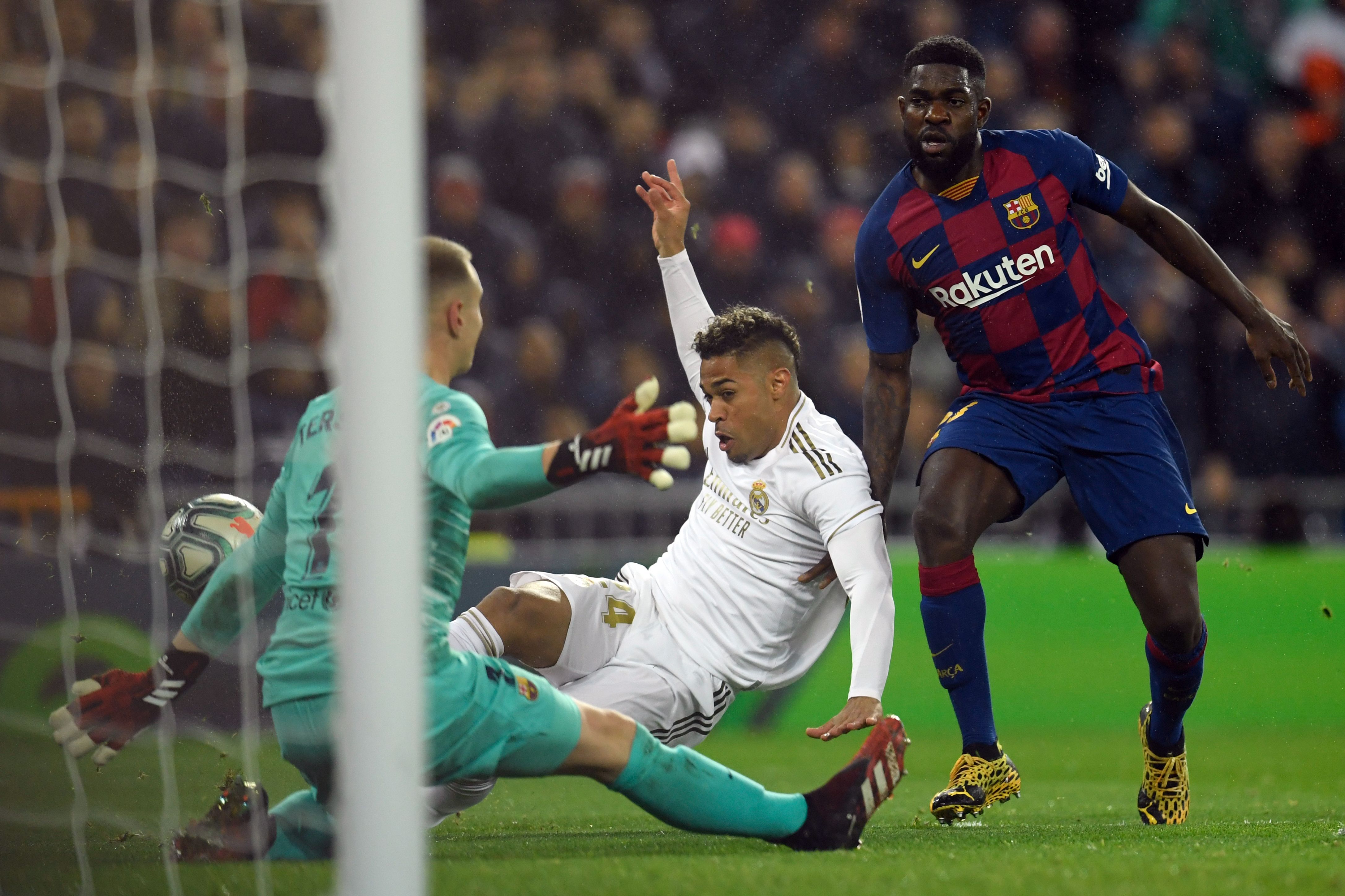 Momento en el que Mariano anota el segundo gol del Real Madrid. (Foto Prensa Libre: AFP)