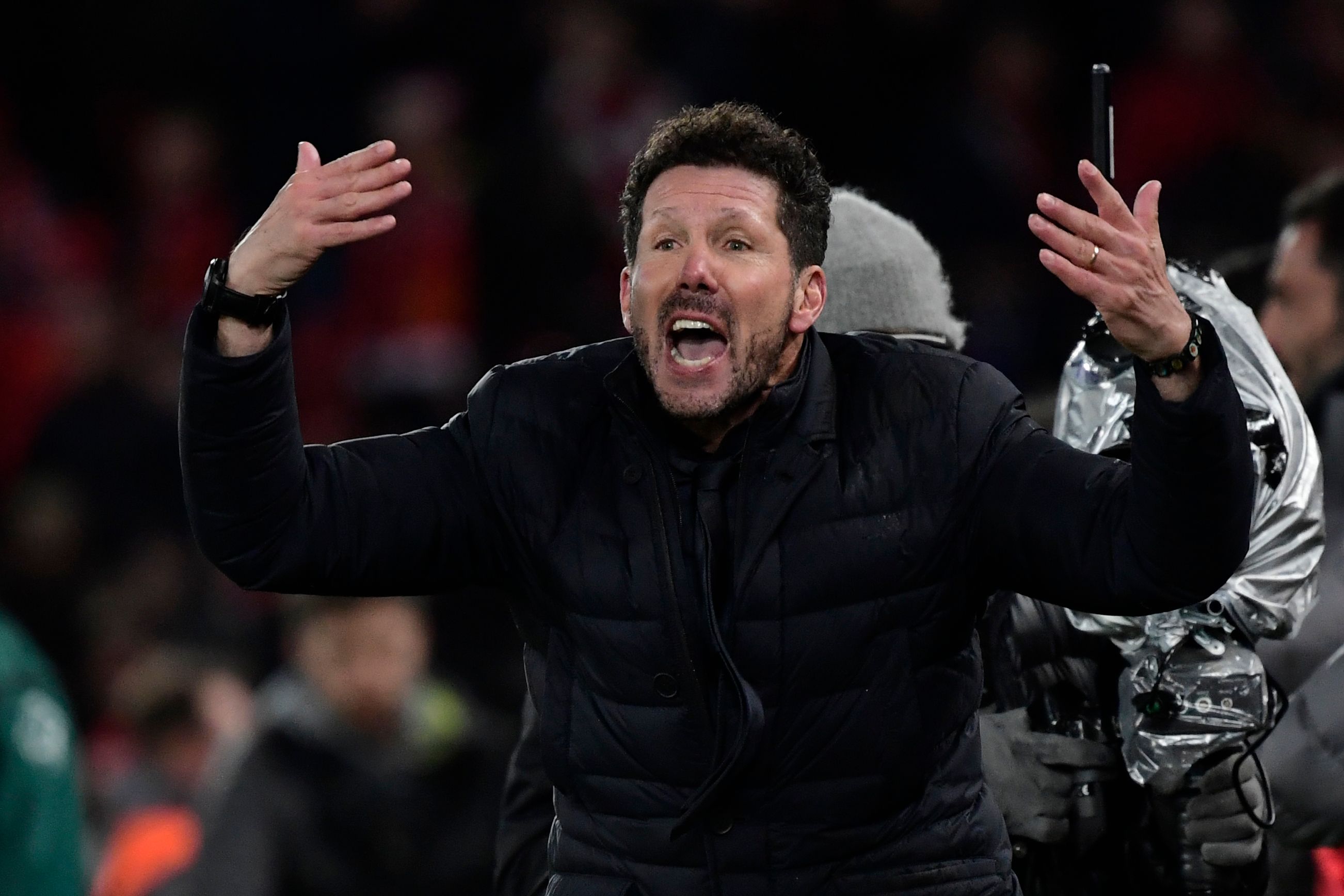 El 'Cholo' Simeone vivió con intensidad el partido en Anfield. (Foto Prensa Libre: AFP)
