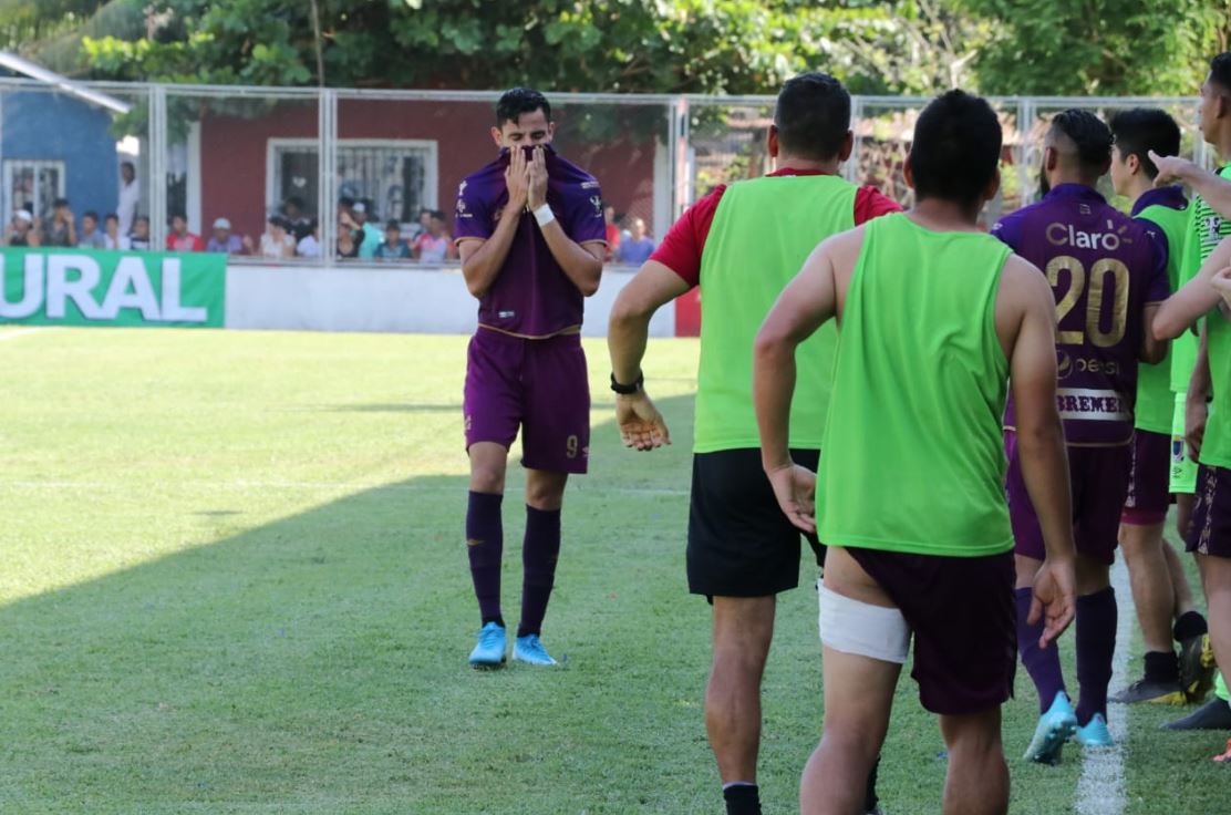 José Carlos Martínez se emocionó tras haber anotado el gol del triunfo. (Foto Prensa Libre: Carlos Paredes)