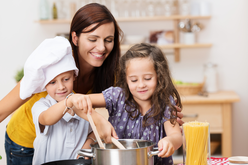 La cocina ayuda a desarrollar la motricidad fina de los niños. (Foto Prensa Libre: Servicios).
