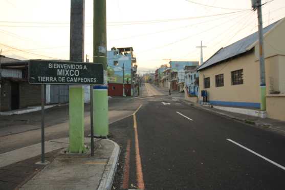 Únicamente el viento y algunas radiopatrullas pasan por la calle principal de Mixco. Foto Prensa Libre: Byron García