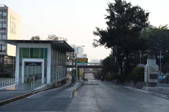 La sexta avenida a un costado de la Municipalidad de Guatemala es otro de los lugares en los que los vehículos encuentran un punto de convergencia después del  horario de trabajo en el Centro Cívico. Foto Prensa Libre: Óscar Rivas 