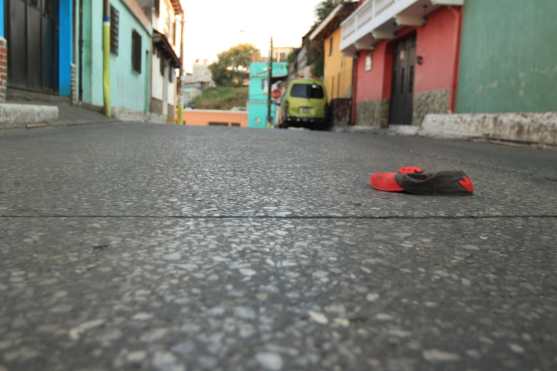 La gorra de una persona luce en el asfalto en el centro de la ciudad de Mixco. Foto Prensa Libre: Byron García