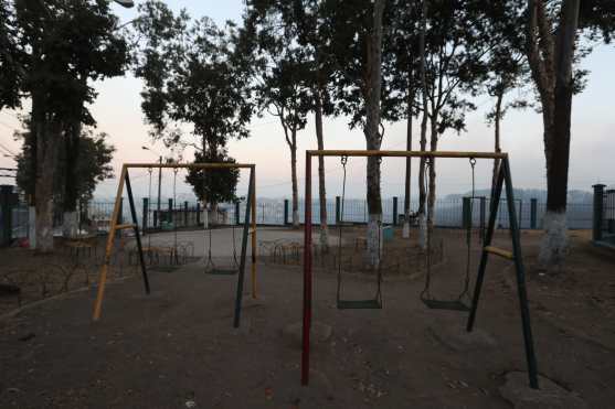 Sólo el viento mece un poco a los columpios de hierro del parque de la colonia El Esfuerzo, en la zona 7. Foto Prensa Libre: Óscar Rivas