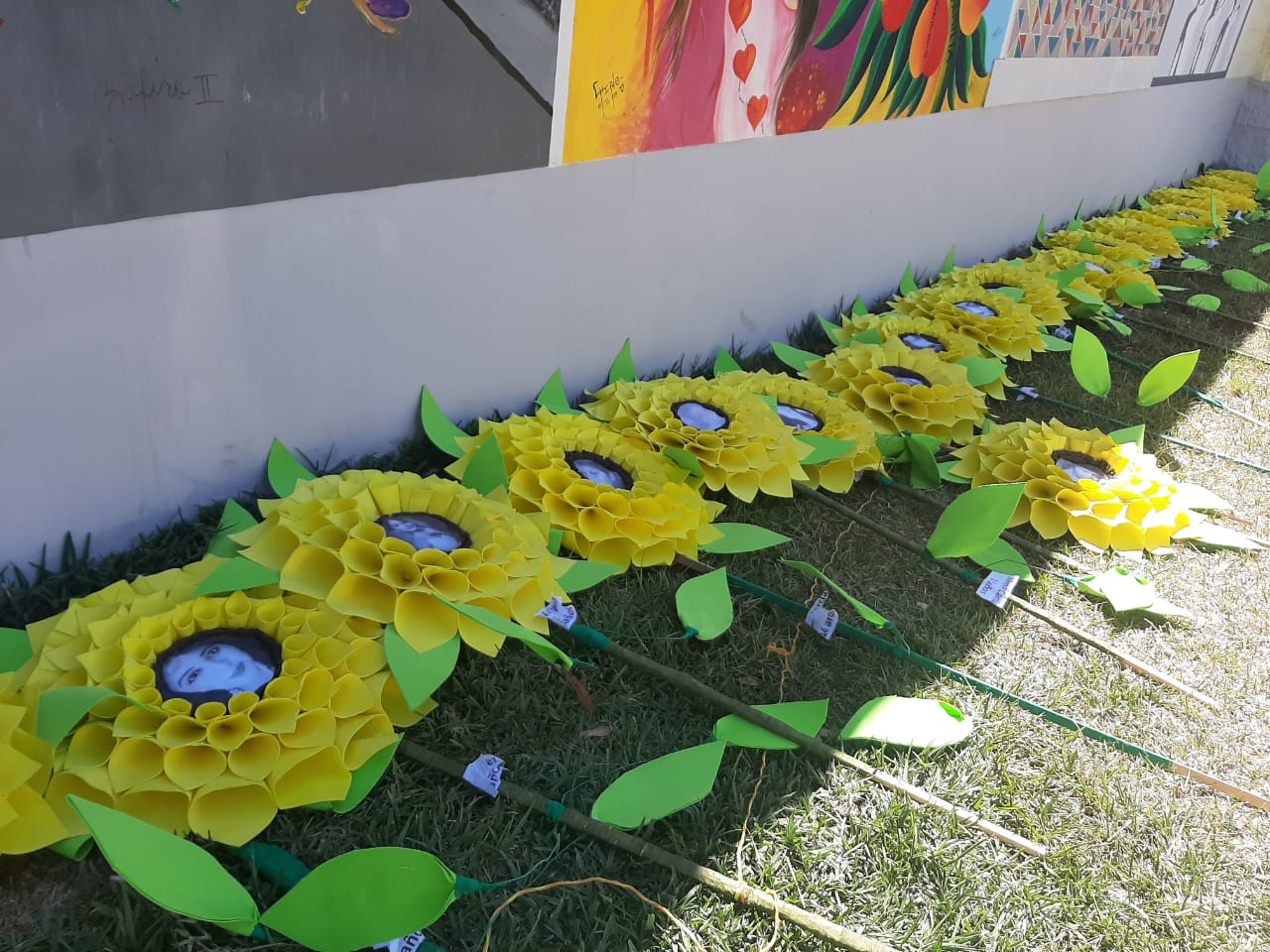 Familiares de las niñas y adolescentes, víctimas del incendio en el Hogar Seguro Virgen de la Asunción, colocaron flores en conmemoración del tercer aniversario. (Foto Prensa Libre: Andrea Domínguez)