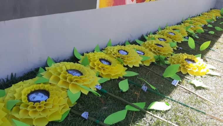 Familiares de las niñas y adolescentes, víctimas del incendio en el Hogar Seguro Virgen de la Asunción, colocaron flores en conmemoración del tercer aniversario. (Foto Prensa Libre: Andrea Domínguez)