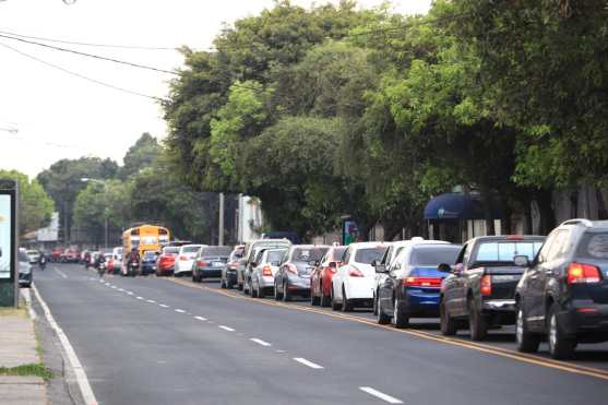 Debido al accidente las filas de vehículos llegaban hasta la avenida Hincapié. Foto Prensa Libre: Carlos Hernández
