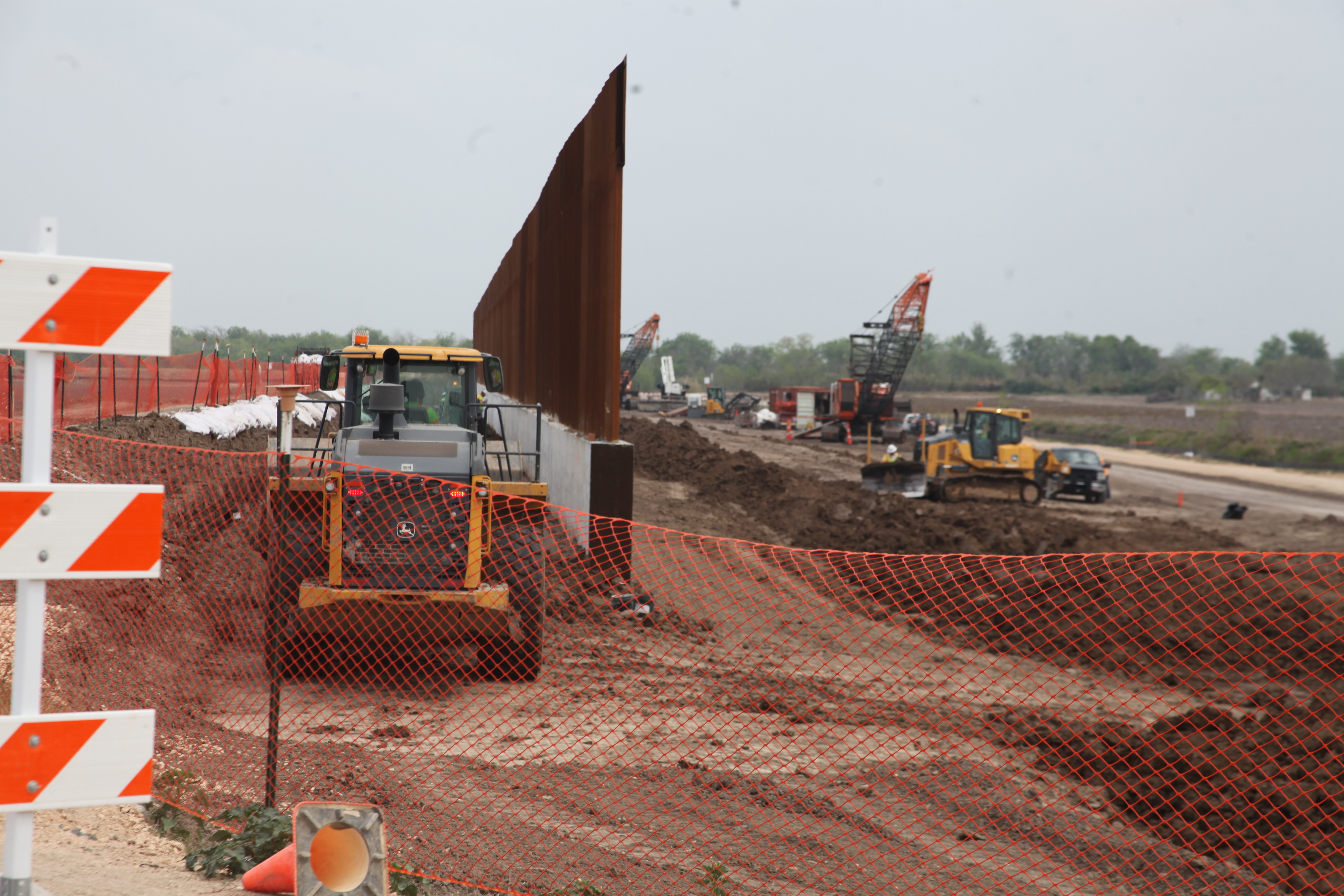 Parte del muro fronterizo que se construye en Donna, Texas. (Foto Prensa Libre: Sergio Morales)
