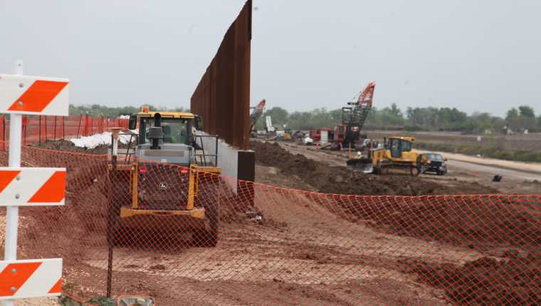 Parte del muro fronterizo que se construye en Donna, Texas. (Foto Prensa Libre: Sergio Morales)