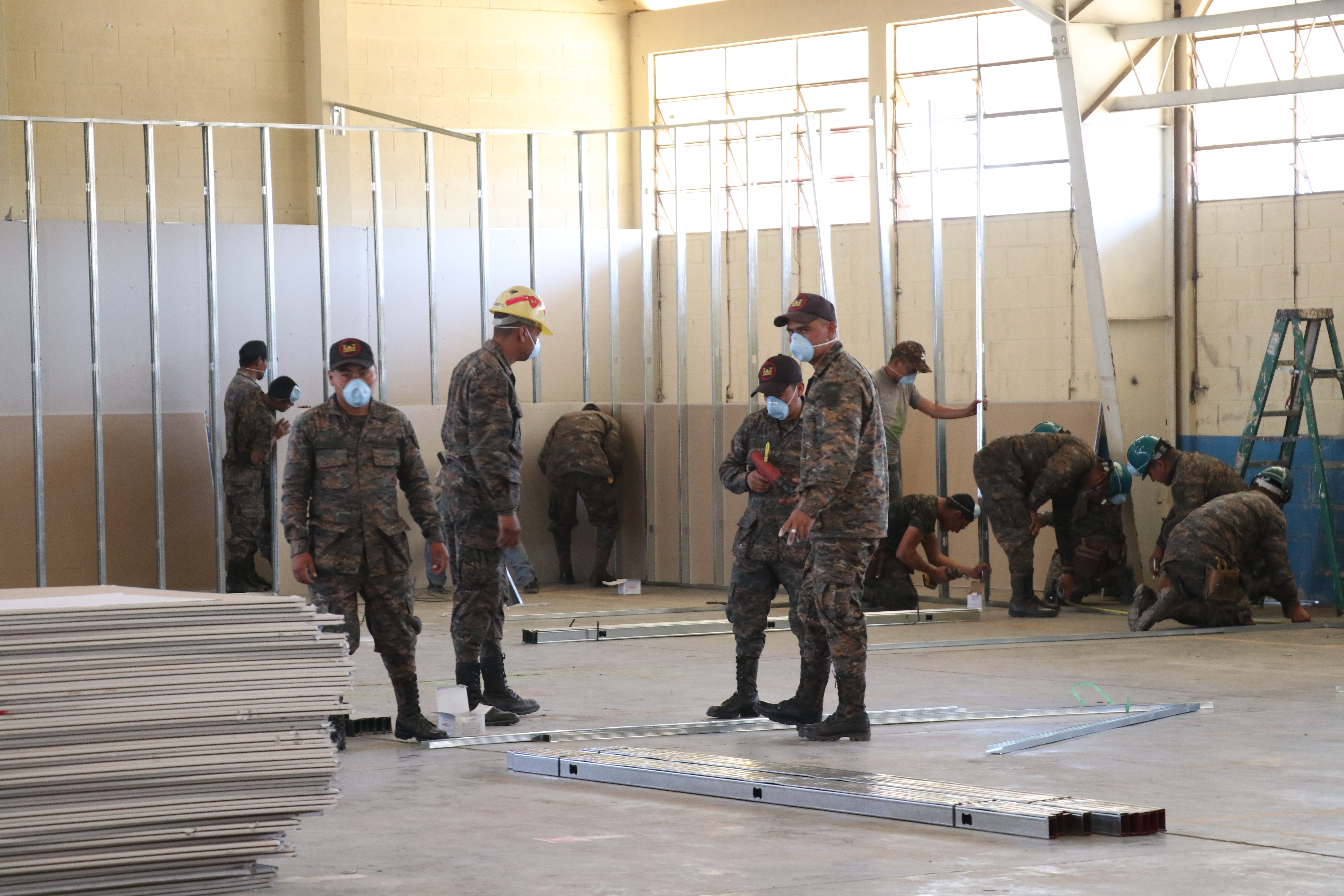 Unos 60 elementos del cuerpo de Ingenieros del Ejército Nacional ayudan en la construcción del hospital. (Foto Prensa Libre: Raúl Juárez)