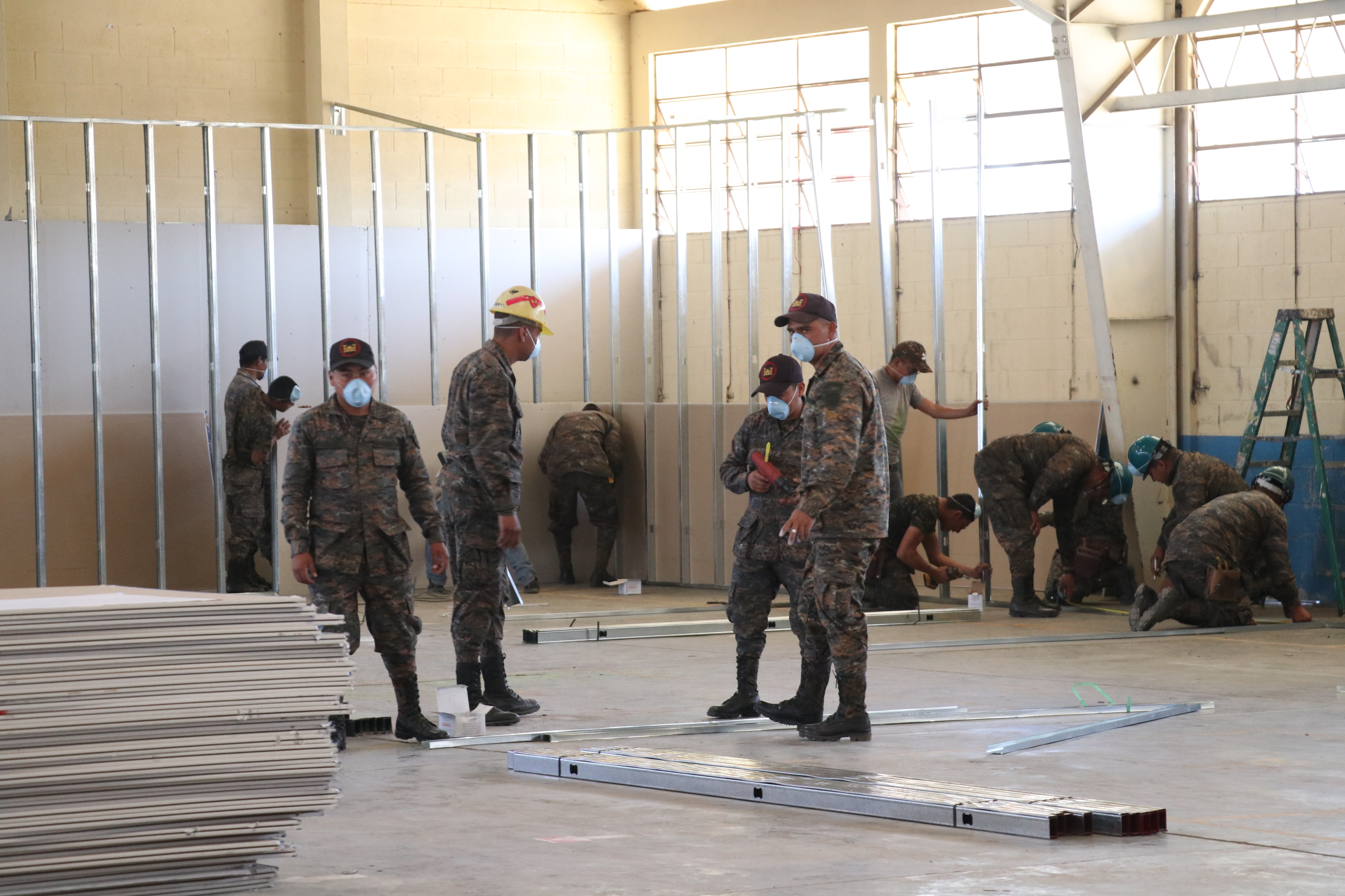 Unos 60 elementos del cuerpo de Ingenieros del Ejército Nacional ayudan en la construcción del hospital. (Foto Prensa Libre: Raúl Juárez)