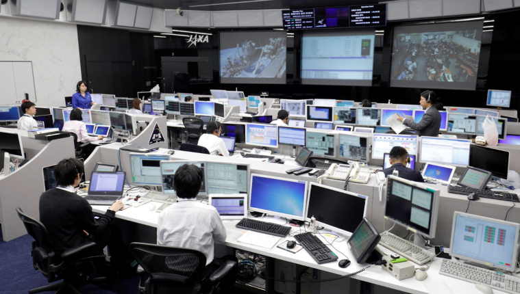 Sala de controles y monitoreo de la Agencia Japonesa de Exploración Espacial -JAXA- en Tsukuba. (Foto Prensa Libre: Japan Aerospace Exploration Agency)