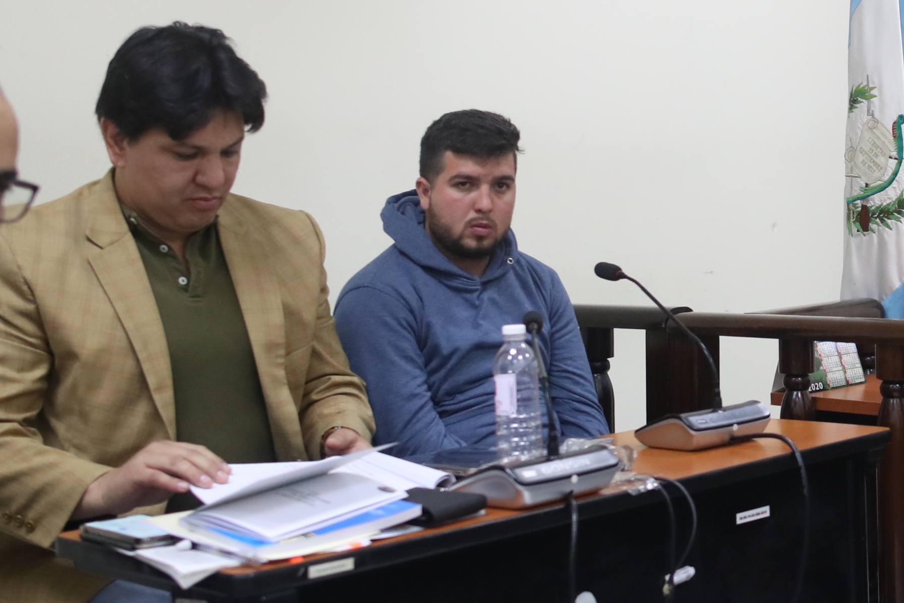 kelvin Alexander Martínez Urrutia, sentado junto a su abogado en el Juzgado de Turno de Primera Instancia Penal de Quetzaltenango. (Foto Prensa Libre: María Longo) 