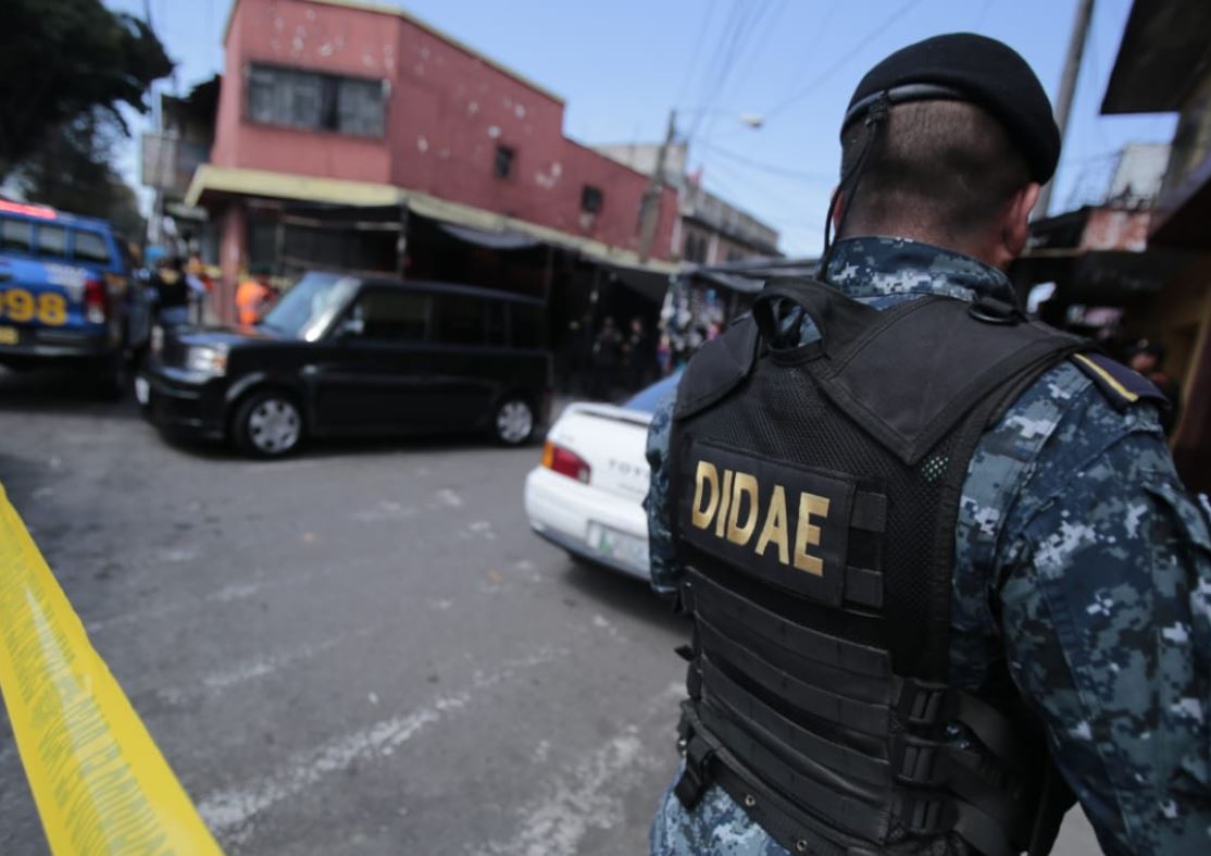 Autoridades resguardan el área donde fueron localizadas 25 granadas en la zona 6 de la capital. (Foto Prensa Libre: Mingob). 