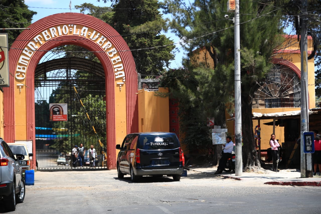 Una carroza funeraria tramita su ingreso al cementerio La Verbena debido a que el grupo de 10 famliaires deben cumplir con normas sanitarias antes de entrar al camposanto. (Foto Prensa Libre: Carlos Hernández) 