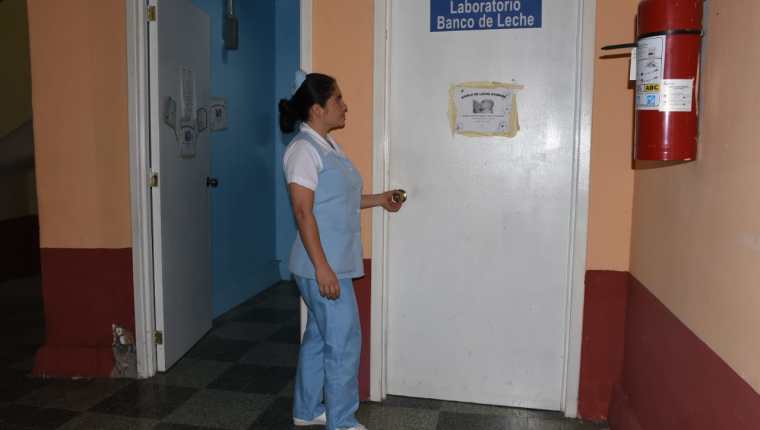 Personal del banco de leche del Hospital Regional de Zacapa asegura que solo tienen leche para dos días. (Foto Prensa Libre: Wilder López)