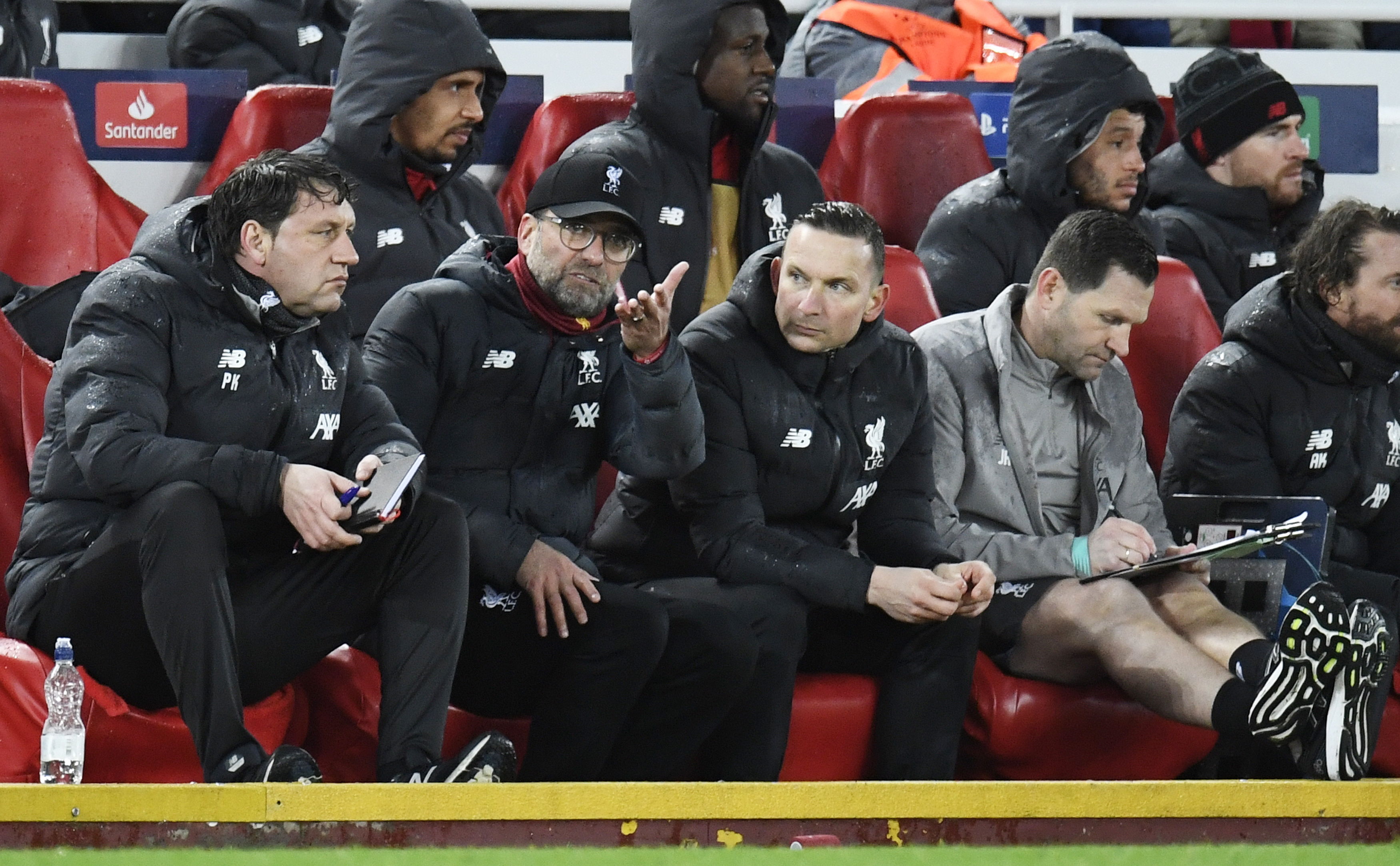 Jürgen Klopp observa el partido contra el Atlético de Madrid. (Foto Prensa Libre: EFE)