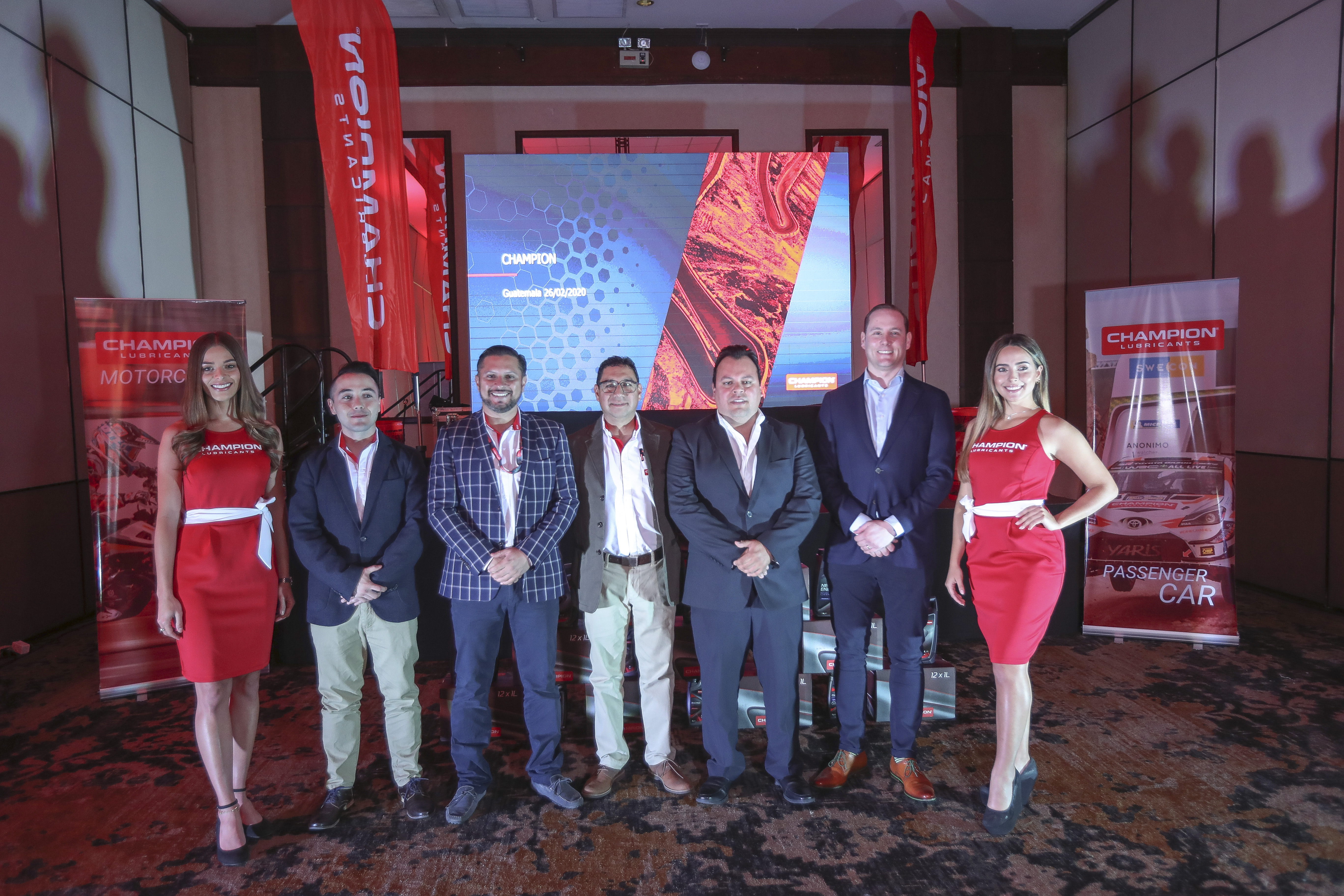 Ejecutivos y Representantes de lubricantes Champion presentaron la gama de productos que llegan al mercado guatemalteco. (Foto Prensa Libre: Norvin Mendoza)