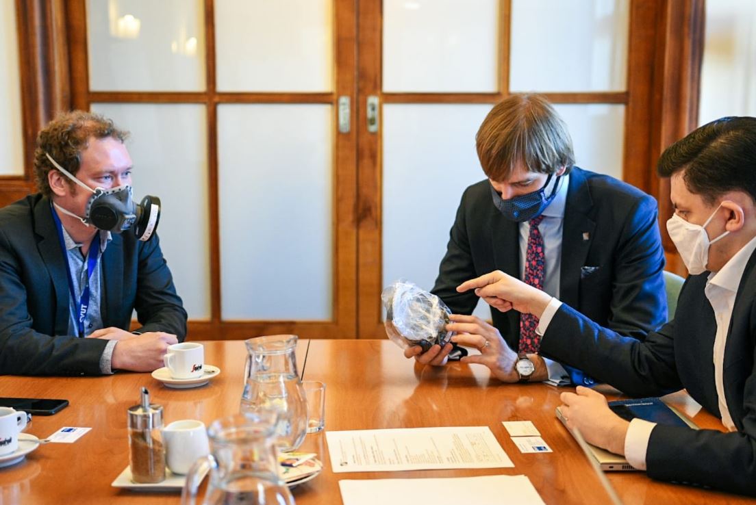 Adam Vojtěch -al centro- muestra uno de los respiradores desarrollados en una impresora 3D. (Foto: tomada de @adamvojtechano).

