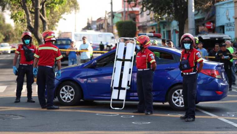 La víctima quedó en un vehículo en la la Avenida Elena y 9a calle de la zona 1. (Foto Prensa Libre: Miriam Figueroa).